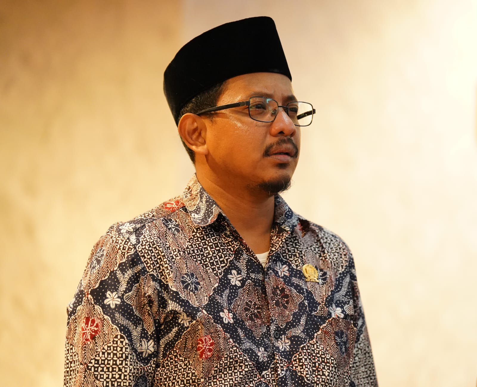 PROFESIONAL: Wakil Ketua Pansus BUMD DPRD Jatim, Mohammad Nasih Aschal, menilai pengelolaan BUMD di Jatim jauh tertinggal dengan daerah lain. (IST/RADAR SURABAYA)