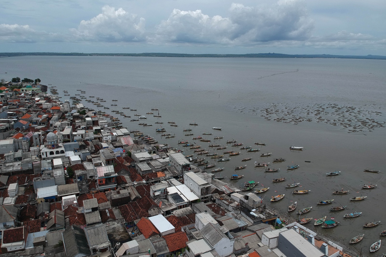 PERUBAHAN ALAM: Nelayan mengeluhkan kondisi laut dan pesisir Kenjeran yang penuh lumpur. Seringkali nelayan yang sensitif gatal-gatal setelah melaut. (PUGUH SUJIATMIKO/JAWA POS)