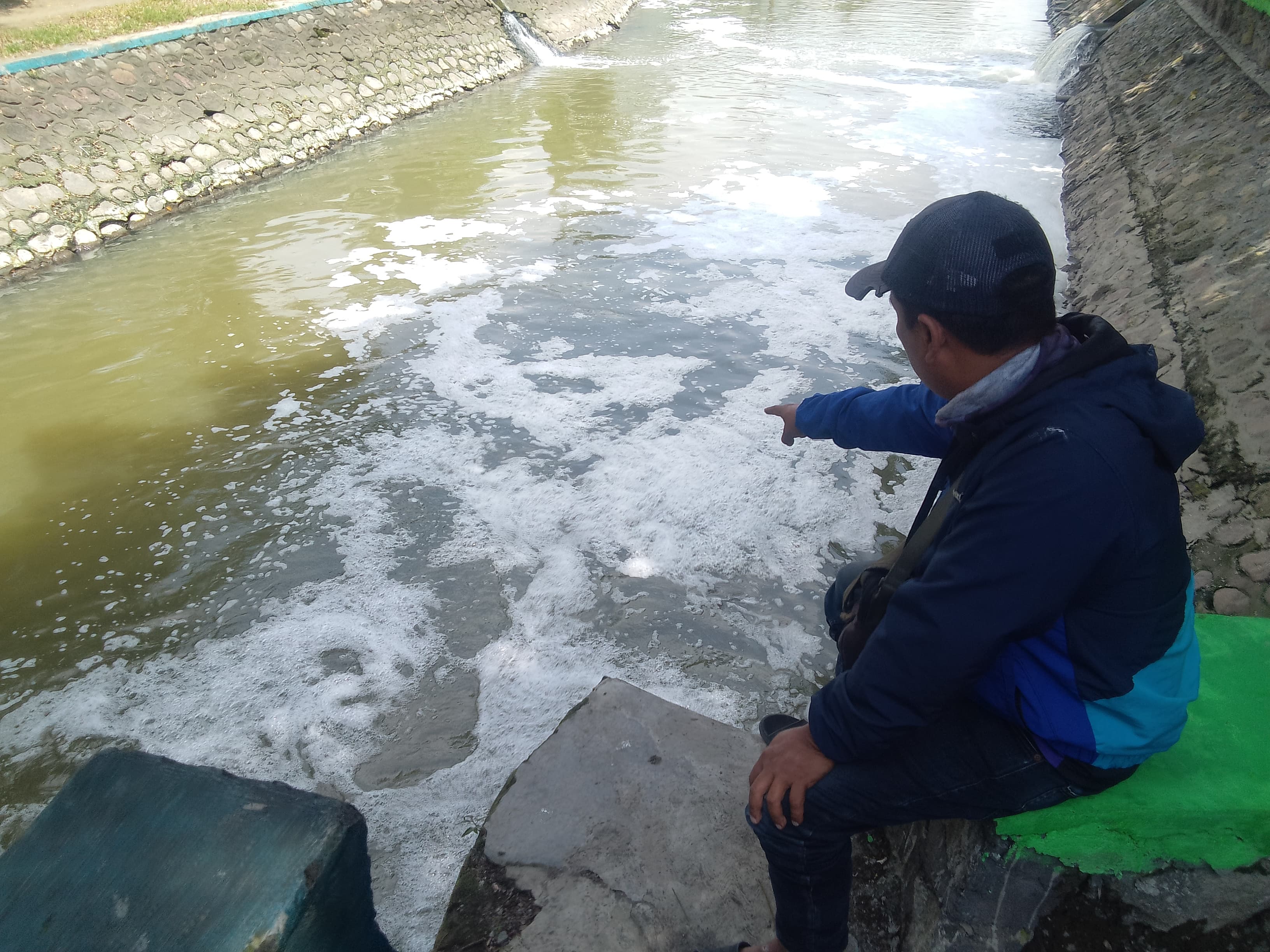 MERESAHKAN WARGA: Aliran Sungai Dam Bono dipenuhi busa dan berbau menyengat diduga karena limbah pabrik, Senin (19/1). (DIKY SANSIRI/RADAR SIDOARJO)