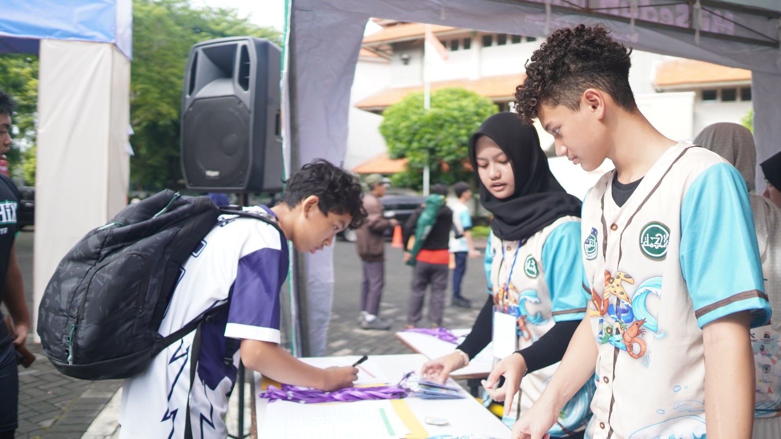 SEMANGAT: Tempat pendaftaran OSIS SMP Al Hikmah Surabaya gelar AJSC. (ANAS/RADAR SURABAYA)