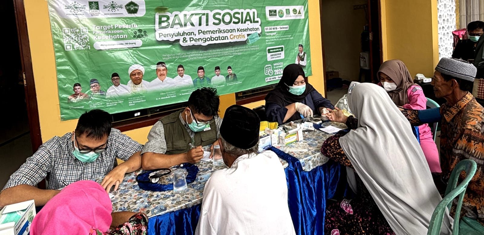 ANTUSIAS: Warga mengikuti pemeriksaan dan pengobatan gratis dalam kegiatan bakti sosial kesehatan yang digelar LKNU Surabaya bersama MWCNU Sukomanunggal di Masjid Nurul Amal, Minggu (19/1).