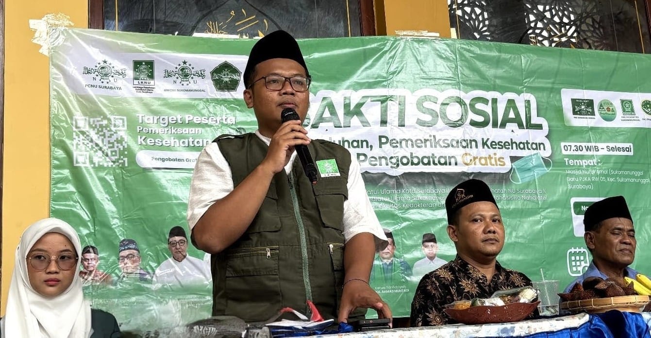 SAMBUTAN: Ketua Panitia M. Hisam memberikan sambutan pada kegiatan bakti sosial kesehatan LKNU Surabaya bersama MWCNU Sukomanunggal di Masjid Nurul Amal. (IST/RADAR SURABAYA)