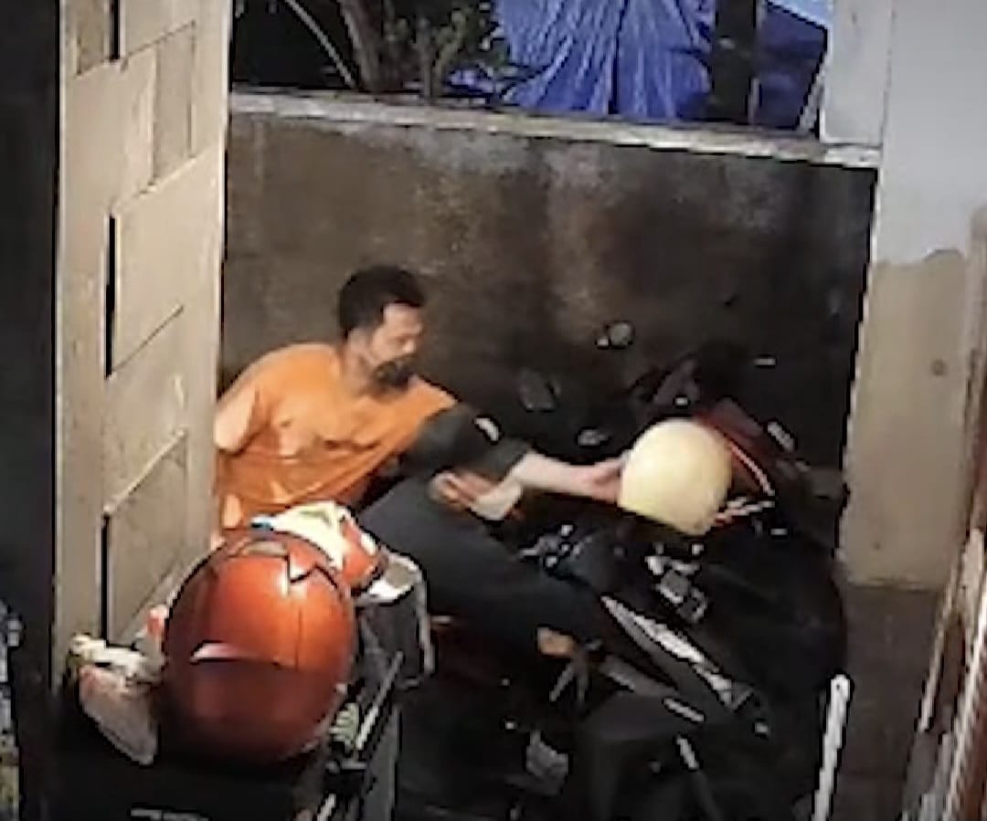 TEREKAM: Tiga pelaku terekam CCTV saat mencuri motor di Jalan Jambangan Baru, Surabaya. (IST/RADAR SURABAYA)