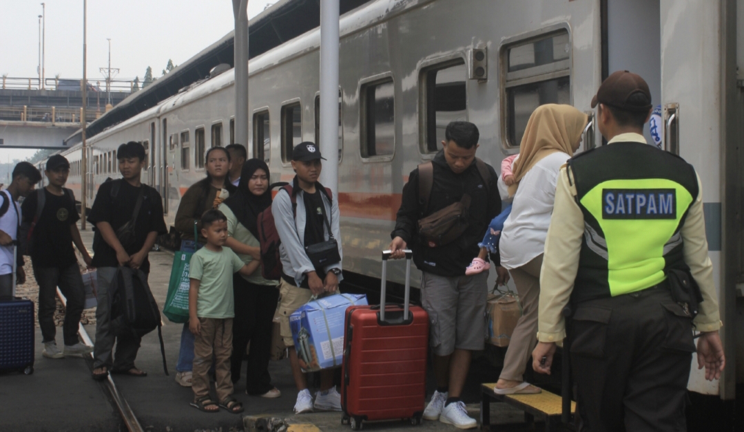 Kondisi jalur kereta api di Pekalongan yang masih terendam banjir kecepatan kereta terbatas. Hingga Senin (19/1) masih ada kereta api yang dibatalkan yang akan berangkat dari Surabaya.