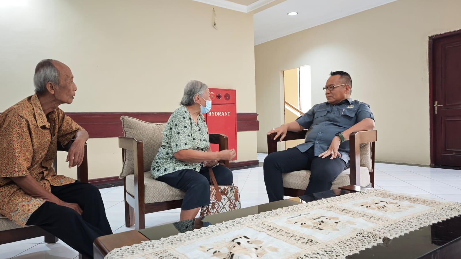 MENGADU: Dua lansia saat mengadu ke DPRD Surabaya terkait aset tanah miliknya yang raib diduga jadi korban mafia tanah.(IST/RADAR SURABAYA)