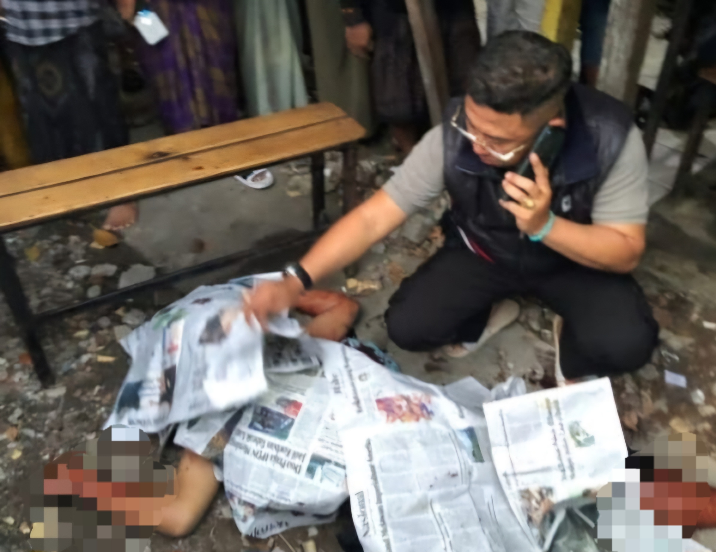 TERGELETAK: Korban pembacokan di Jalan Wonokusumo, Surabaya, sebelum dievakuasi. Polisi masih mencari keberadaan pelaku.(IST/RADAR SURABAYA)