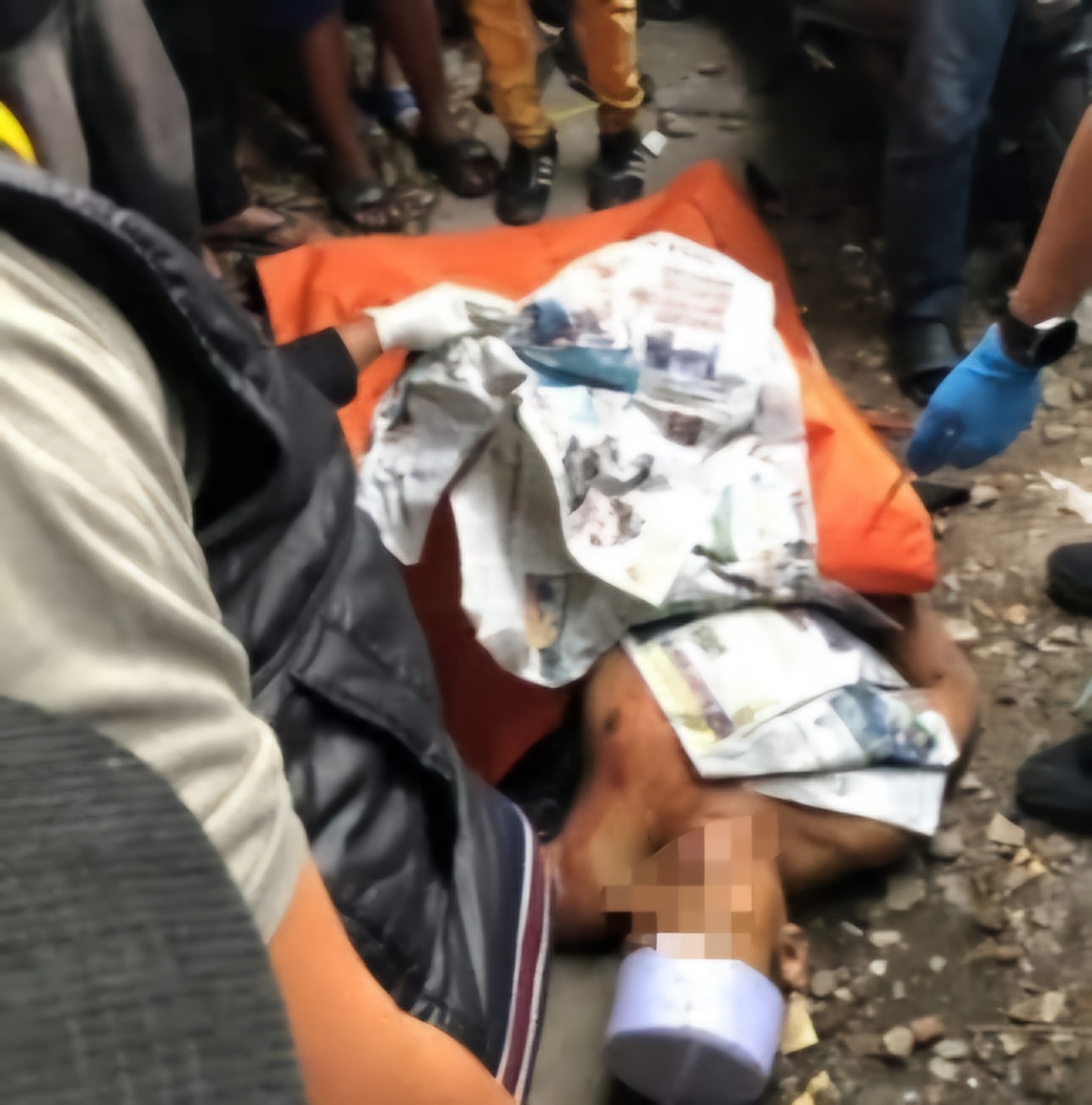 KORBAN: Satreskrim Polres Pelabuhan Tanjung Perak melakukan penyelidikan untuk mencari pelaku pembacokan di Jalan Wonokusumo Jaya, Surabaya. (IST/RADAR SURABAYA)