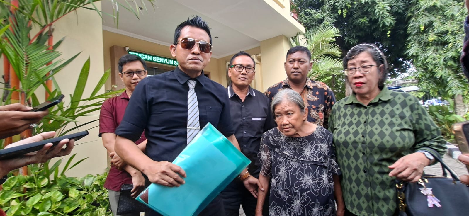 MENUNGGU: Laporan dugaan pemalsuan surat tanah milik nenek Elina di Surabaya masih terus diselidiki Polda Jatim. (MAHRUS/RADAR SURABAYA)