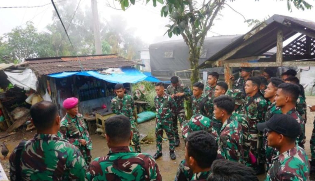 Regu SAR Marinir TNI AL yang dikerahkan untuk ikut dalam pencarian korban kecelakaan pesawat Indonesia Air Transport (IAT) jenis ATR 42-500 di kawasan Gunung Bulusaraung, Sulawesi Selatan,  Minggu.