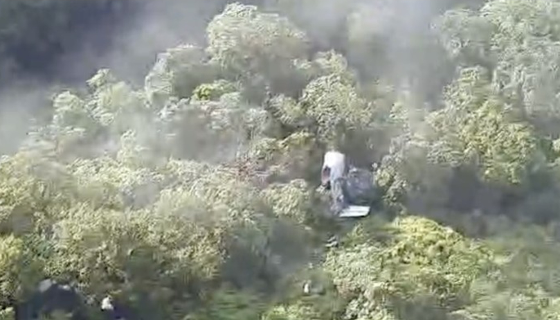 Serpihan pesawat ATR 42-500 yang terlihat di Gunung Bulusaraung.