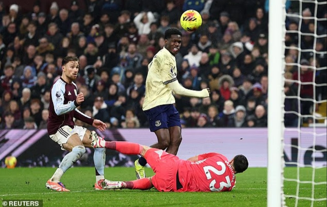 Gol Thierno Barry untuk Everton memberi Arsenal dorongan dalam persaingan perebutan gelar Liga Inggris.