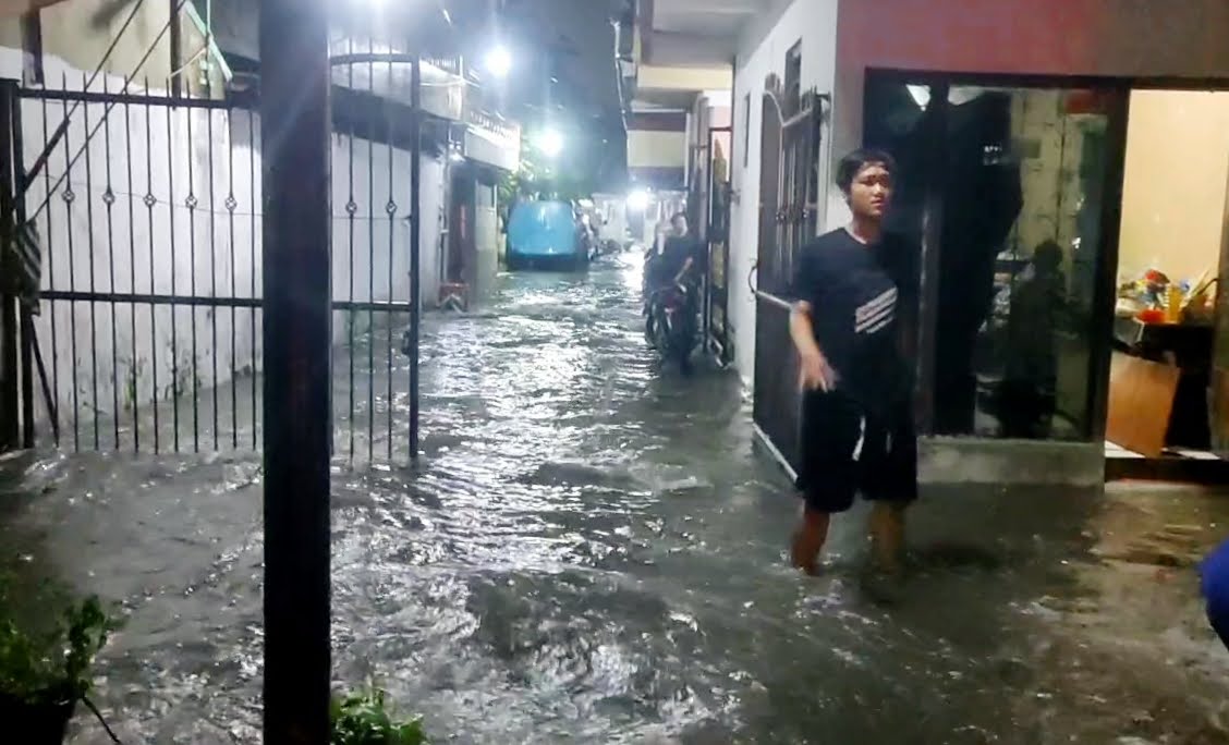 Banjir di kawasan Simo Kalangan, Surabaya beberapa waktu lalu. Di kawasan tersebut setiap hujan deras selalu banjir. (RAHMAT SUDRAJAT/RADAR SURABAYA)