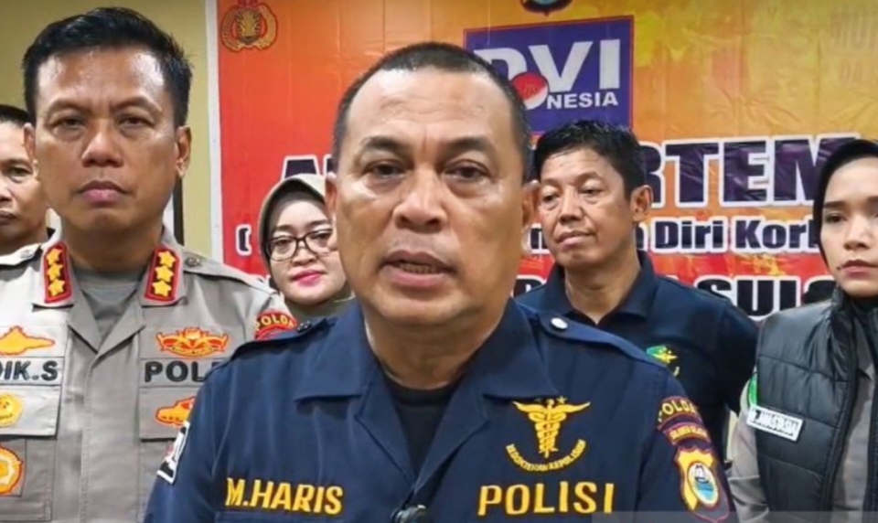 Kepala Biddokkes Polda Sulsel Kombes Pol Muhammad Haris (tengah), Kabid Humas Polda Sulsel Kombes Pol Didik Supranoto (kiri) .