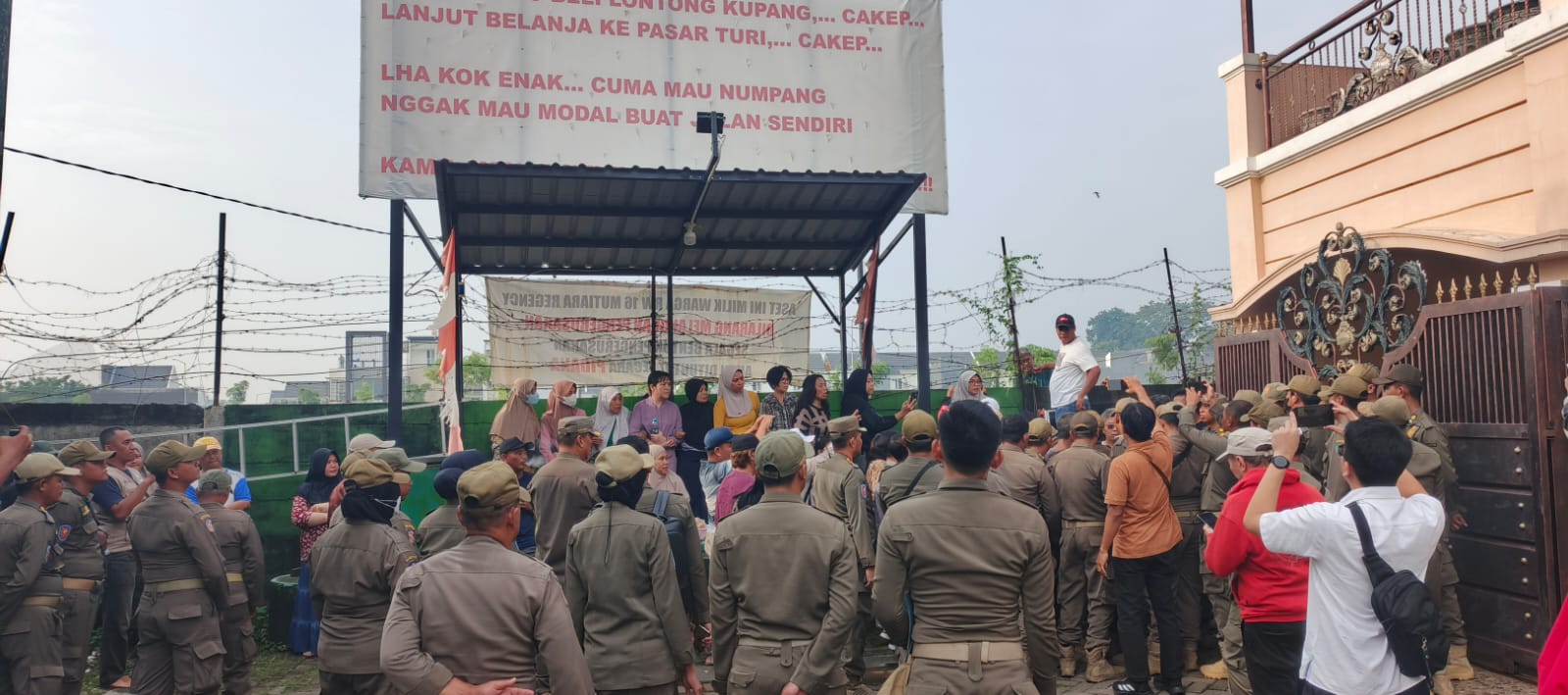 BUTUH SOLUSI: Petugas Satpol PP Sidoarjo pernah berupaya meruntuhkan tembok Mutiara Regency&ndash;Mutiara City beberapa waktu lalu namun gagal.