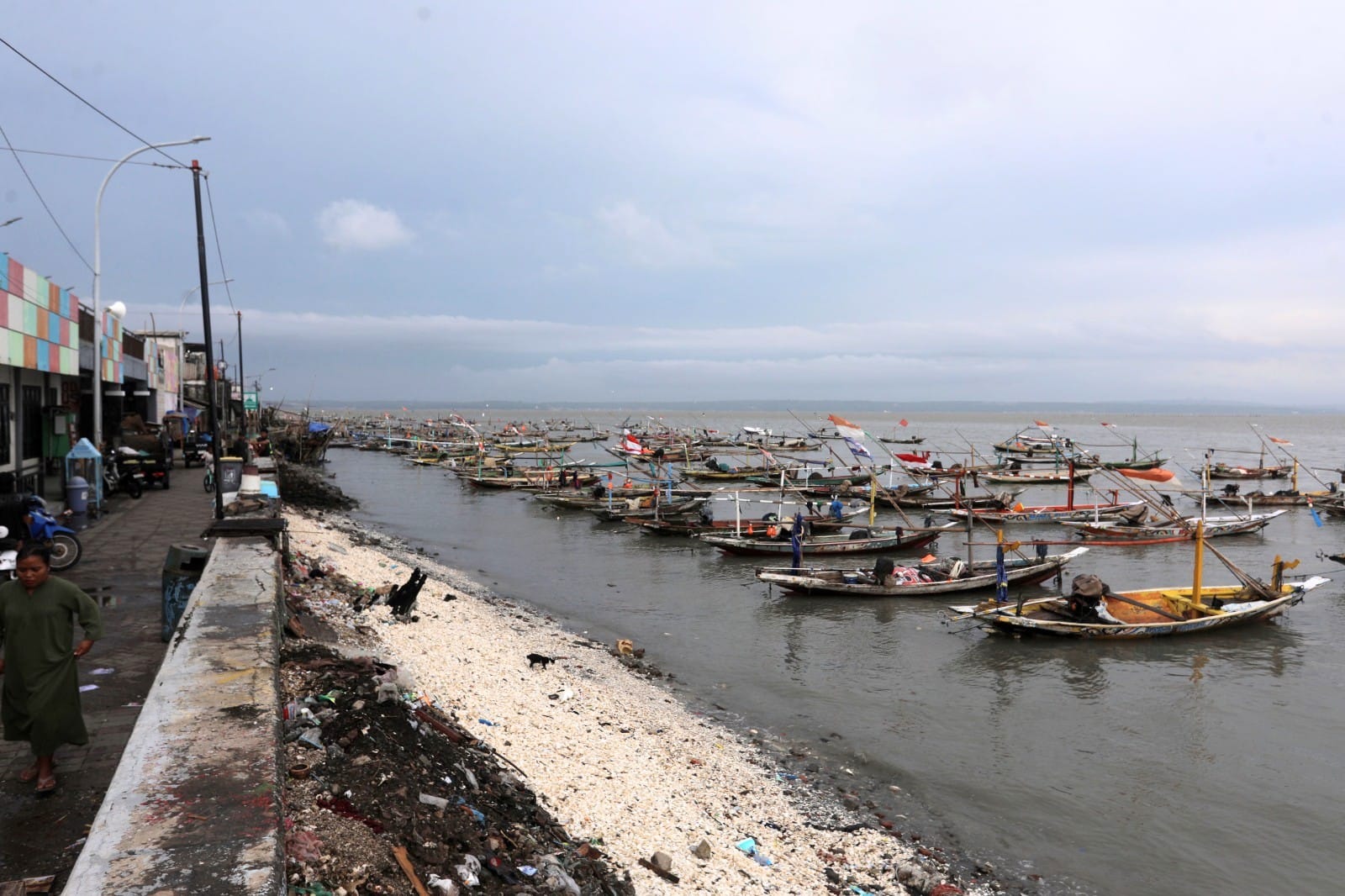 POTENSI MARITIM: Nelayan pesisir Surabaya timur ada yang tak lagi melaut karena kondisi perairan yang  semakin berlumpur dan penuh sampah. ( PUGUH SUJIATMIKO/JAWA POS)