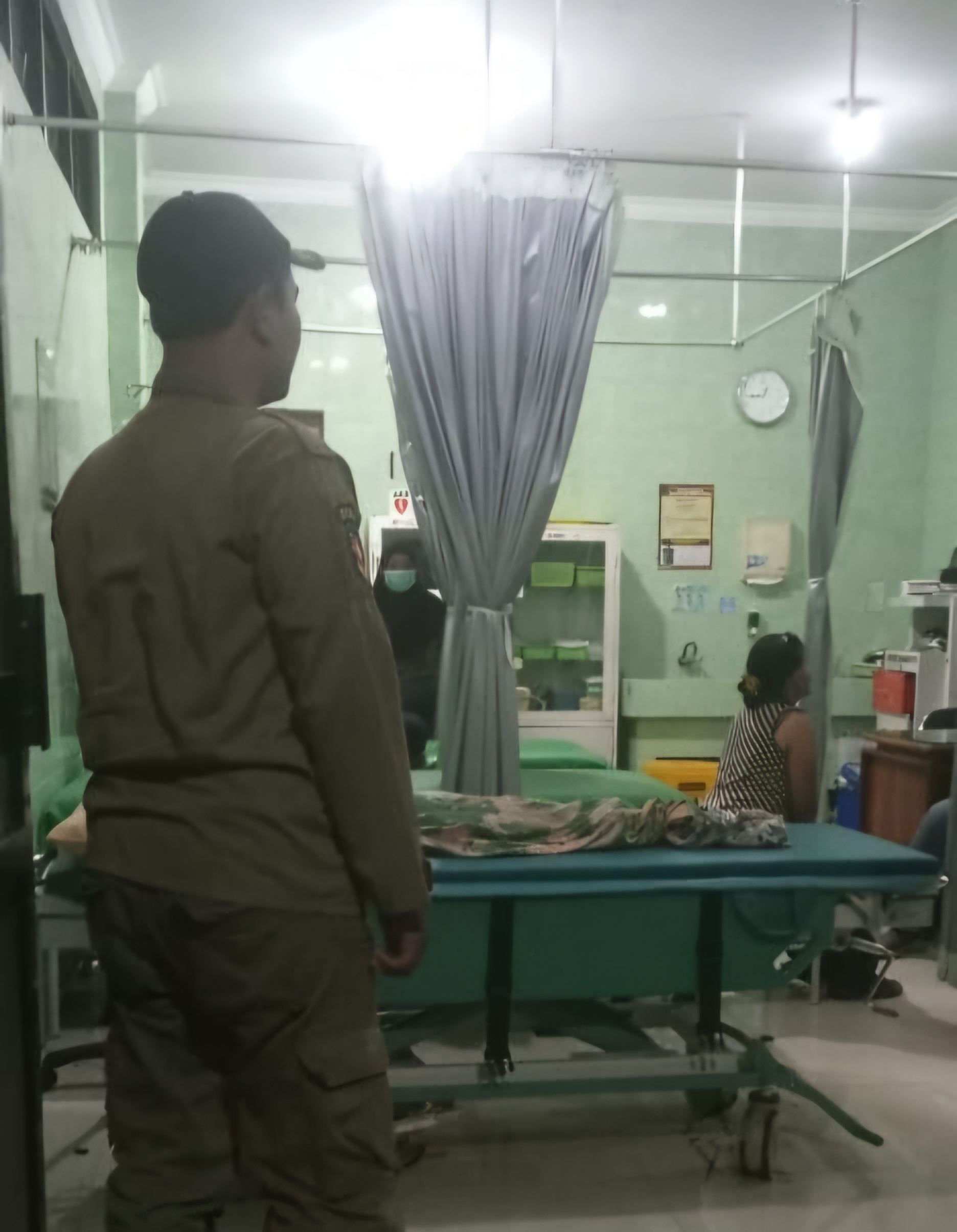 PEMERIKSAAN: Bayi satu tahun di Sukomanunggal, Surabaya, ini sempat dilaporkan karena meninggal tak wajar. Polisi menyatakan karena sakit bawaan sejak lahir.(IST/RADAR SURABAYA)