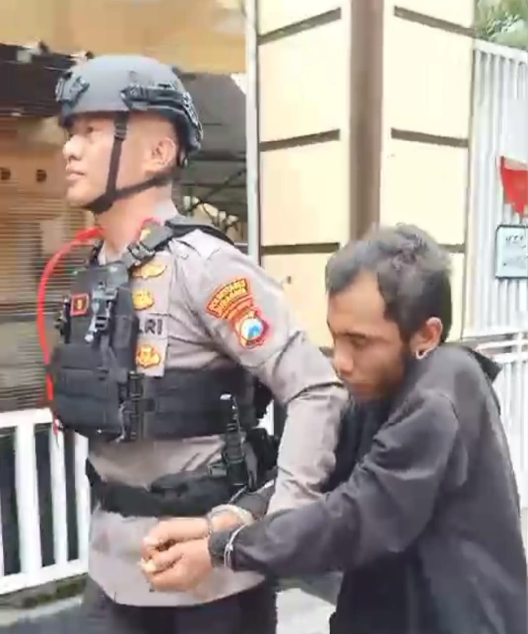 DIAMANKAN: Pelaku curanmor diamankan polisi usai dihajar massa di Jalan Margorukun, Surabaya. (IST/RADAR SURABAYA)