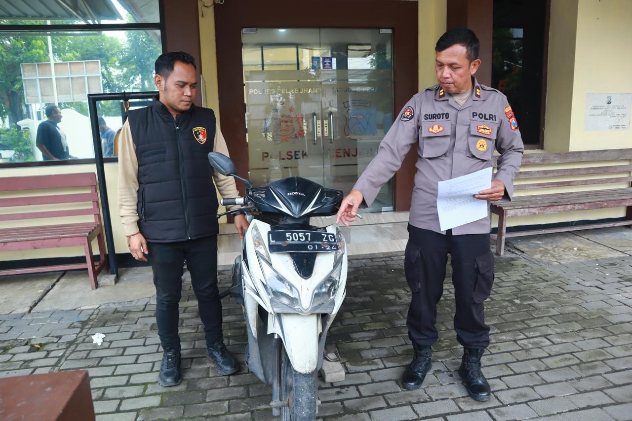 BARANG BUKTI: Sepeda motor milik korban yang gagal dibawa lari pelaku curanmor di depan teras rumah Jalan Tambak Wedi, Surabaya. (IST/RADAR SURABAYA)