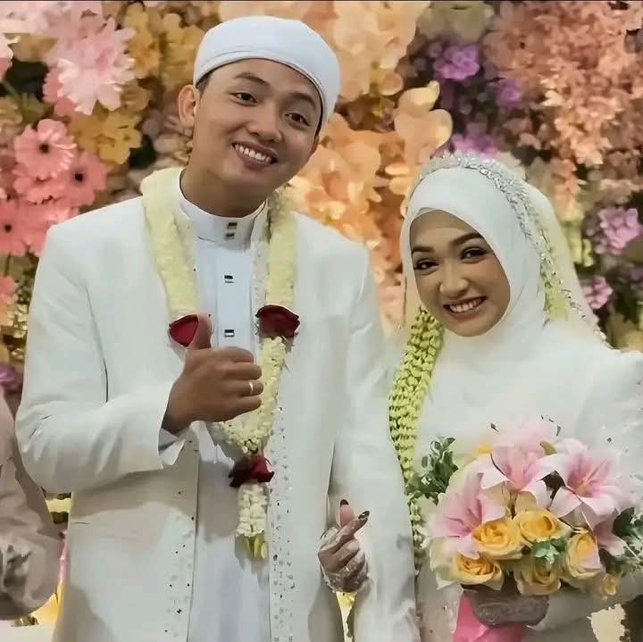 Pasangan pendakwah muda Ning Umi Laila dan Gus Anas Hidayatulloh