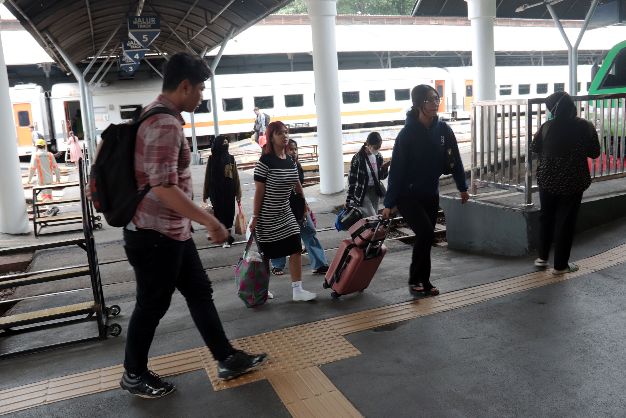 Penumpang kereta api memasuki Stasiun Surabaya Gubeng. (ANDY SATRIA/RADAR SURABAYA)