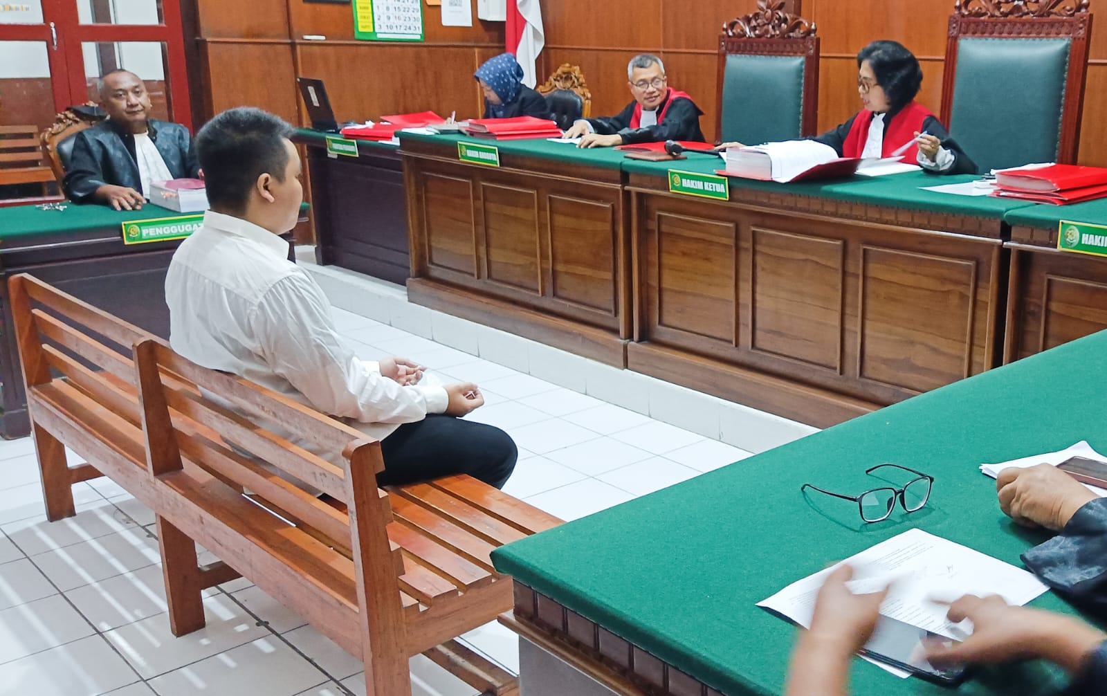 DISIDANG: Terdakwa Erick Julianus Winardi saat menjalani sidang penipuan rumah murah di PN Surabaya.(IST/RADAR SURABAYA)