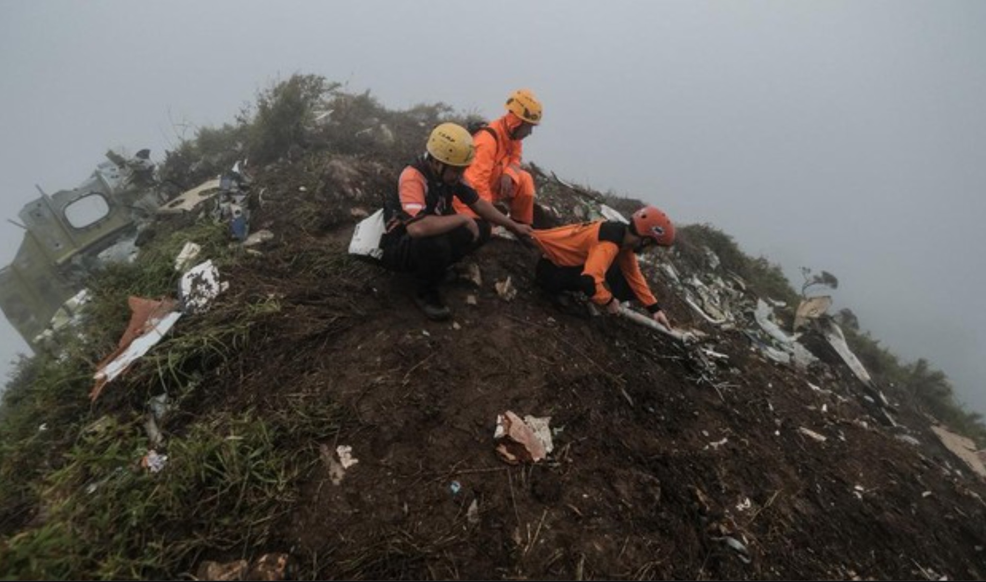 Tim SAR saat mengevakuasi serpihan pesawat yang ditemukan di Gunung Bulusaraung.