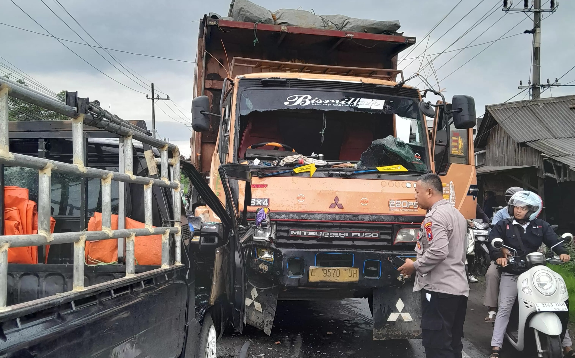 RINGSEK: Kondisi dump truk yang bertabrakan dengan mobil pick up di Jalan Raya kedamean, depan RS sumber sehat kedamean, Gresik.