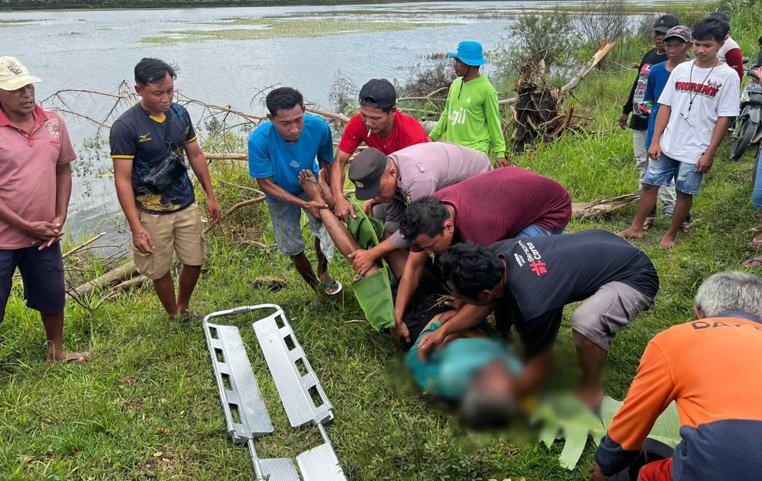 Proses evakuasi pemancing yang tenggelam di Waduk Gogor, Dusun Gogor, Desa Wonorejo.