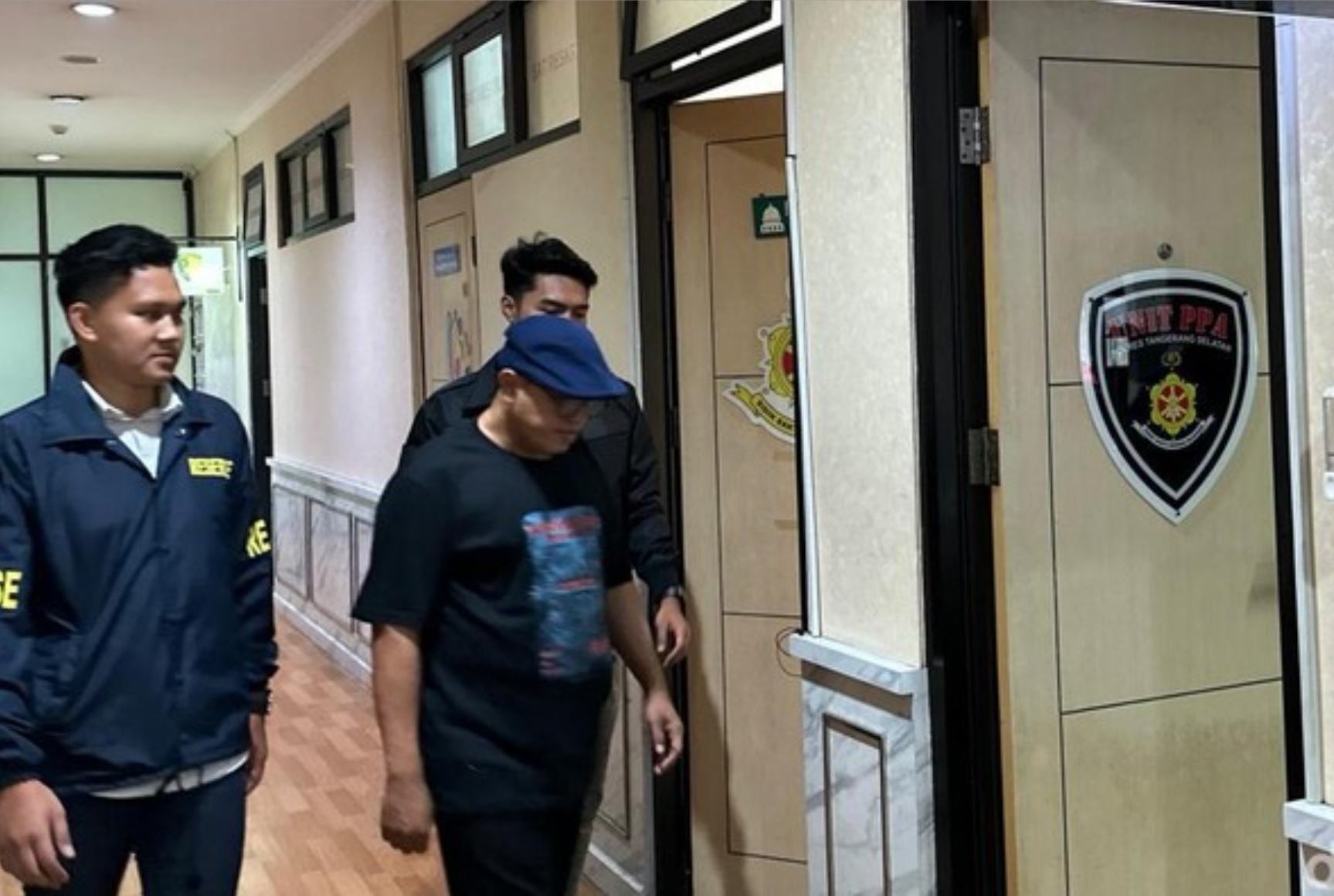 YP (tengah), oknum guru dan wali kelas SD di Serpong yang diduga mencabuli belasan muridnya.