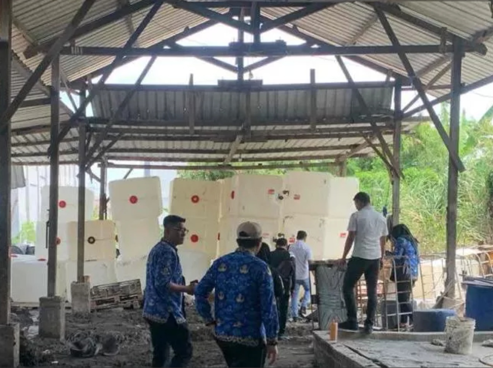 Sebuah gudang yang diduga untuk pencucian ratusan jeriken limbah B3 di Desa Pongangan, Kecamatan Manyar disegel DLH Gresik.