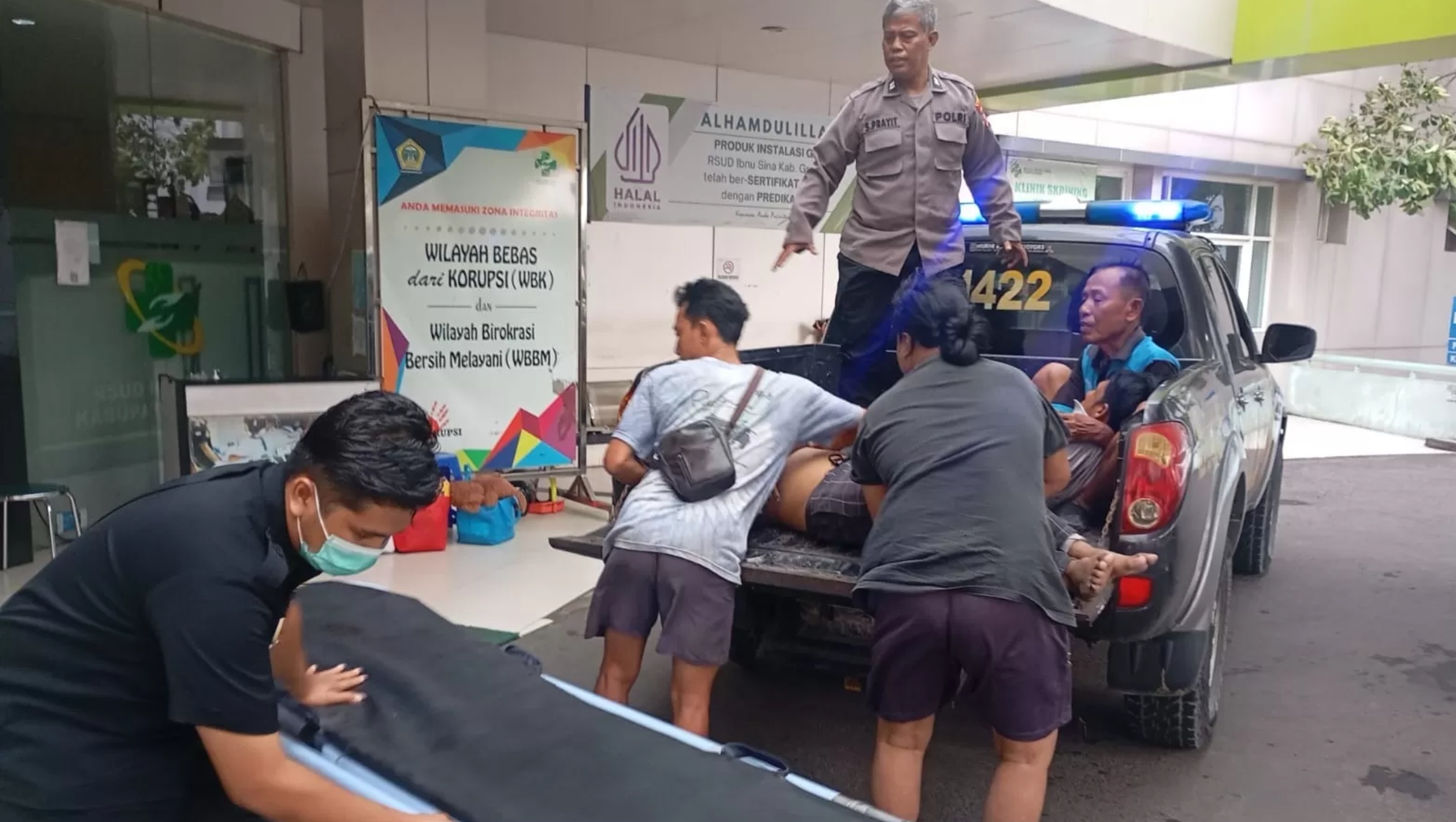 Korban kecelakaan di Jalan Raya Duduksampeyan tepatnya di depan Gapura Desa Samirplapan dievakuasi oleh anggota Polsek Duduksampeyan.