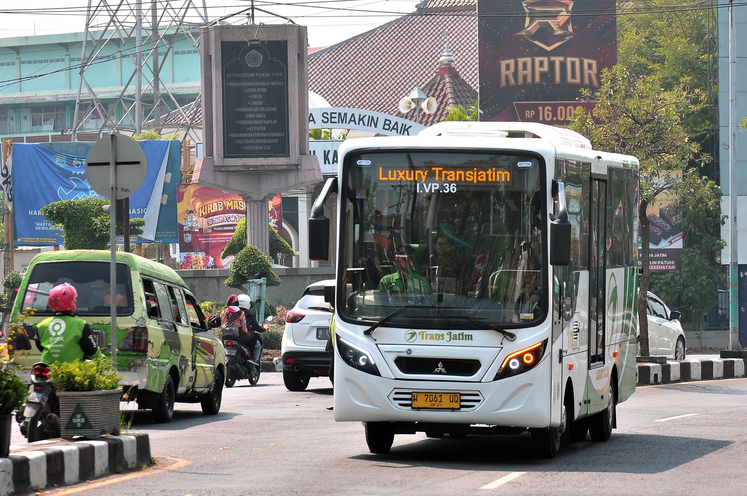 Bus Trans Jatim Luxury jadi pilihan banyak warga Jawa Timur. (ANDY SATRIA/RADAR SURABAYA)