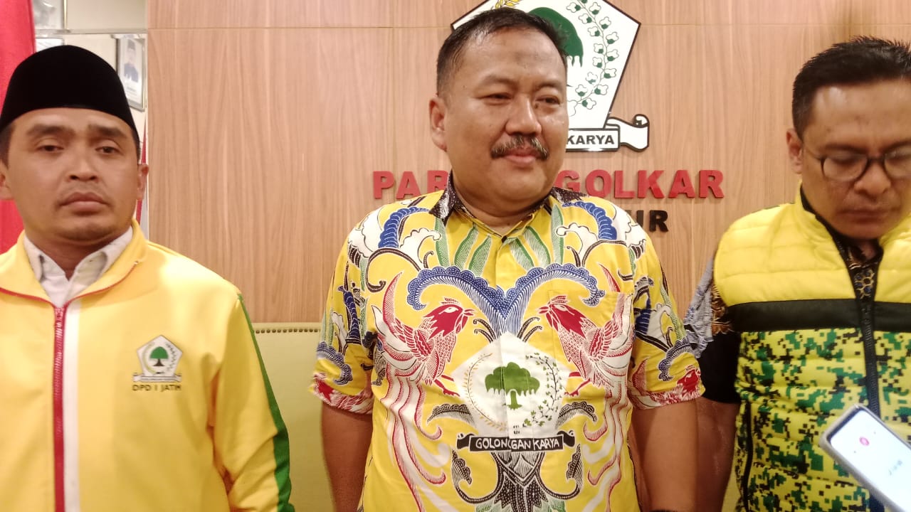 Ketua DPD Partai Golkar Jawa Timur, Ali Mufthi (tengah).