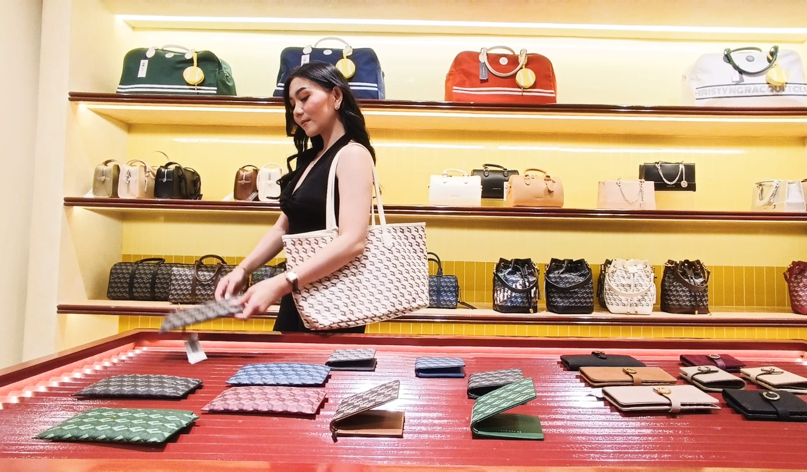 TREN TAS TERBARU: Nadila Parastuti memilih-milih tas yang sesuai dengan gayanya serta yang mengikuti tren saat ini, di salah satu tenan tas di Tunjungan Plaza, Surabaya.