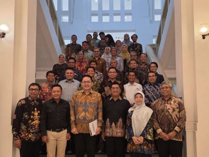 KOMPAK: Dirjen Risbang Kemendiktisaintek Dr M Fauzan Adziman bersama para rektor Perguruan Tinggi Indonesia di UI.