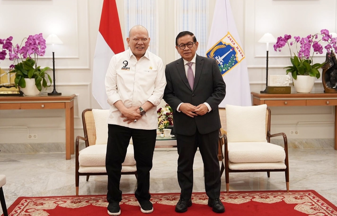 Ketua Umum PB Muaythai Indonesia AA LaNyalla Mahmud Mattalatti bersama Gubernur Jakarta Pramono Anung.