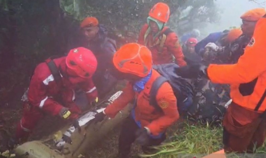 Tim SAR gabungan mengevakuasi jenazah kedua korban pesawat ATR 42-500 di medan yang sulit usai kecelakaan di Gunung Bulusaraung, Kabupaten Pangkajene Kepulauan (Pangkep), Sulsel, Selasa malam.