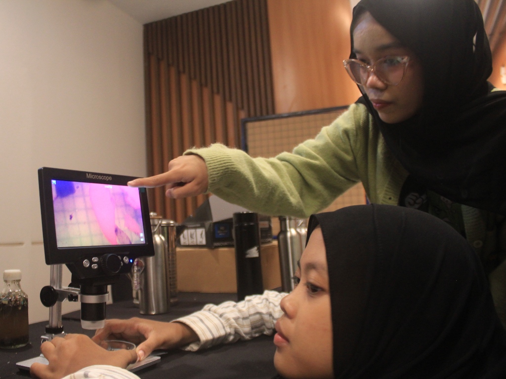 Limbah fiber saat dilakukan uji menggunakan mikroskop. Ditemukan mikroplastik. (Rahmat Sudrajat/Radar Surabaya)