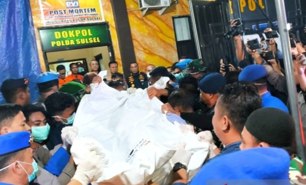 Jenazah korban pesawat ATR 42-500 tiba dan dibawa masuk ke ruangan Dokpol Posko Disaster Victim Identification (DVI) Biddokkes Polda Sulsel,  Selasa malam.