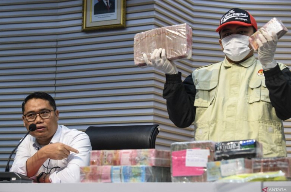 Plt Deputi Penindakan dan Eksekusi Komisi Pemberantasan Korupsi (KPK) Asep Guntur Rahayu menyampaikan keterangan serta menunjukkan barang bukti berupa uang tunai terkait  OTT Maidi dan Sudewo.