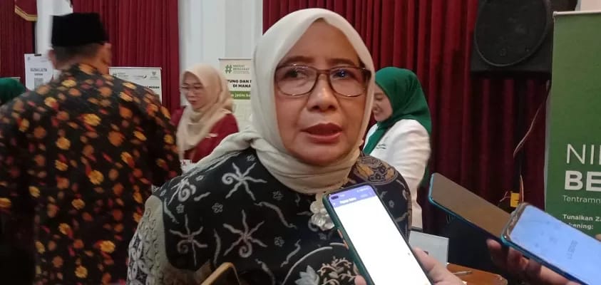 PEDULI: Ketua Komisi B DPRD Jatim, Anik Maslachah menyebut perda yang baru bisa mendorong kualitas garam rakyat.(IST/RADAR SURABAYA)