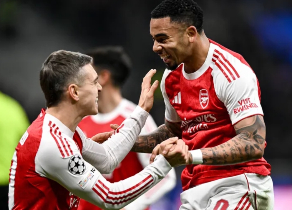 Gabriel Jesus (kanan) jadi bintang Arsenal di San Siro.