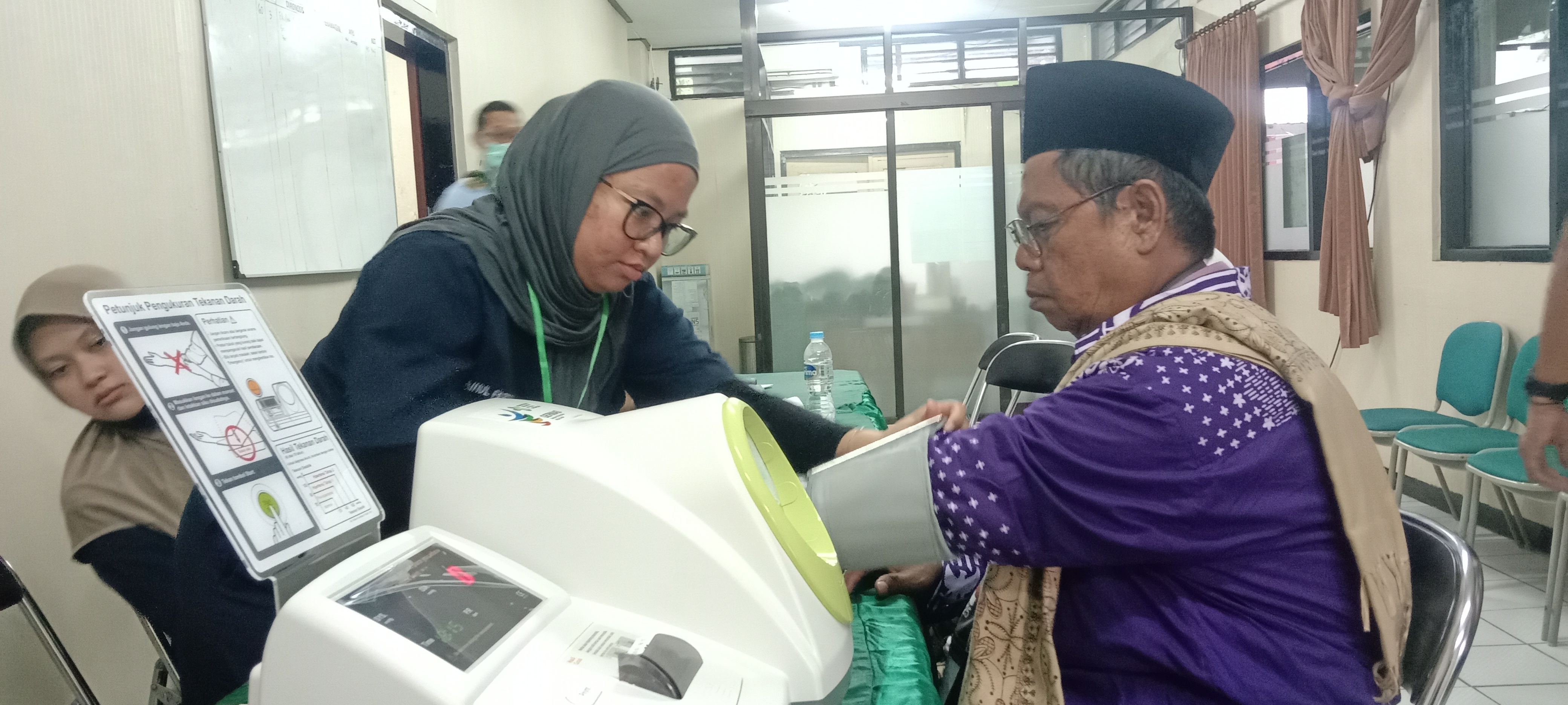 Jemaah haji saat melakukan pemeriksaan kesehatan atas keluhan di klinik embarkasi Surabaya pada haji tahun 2025.