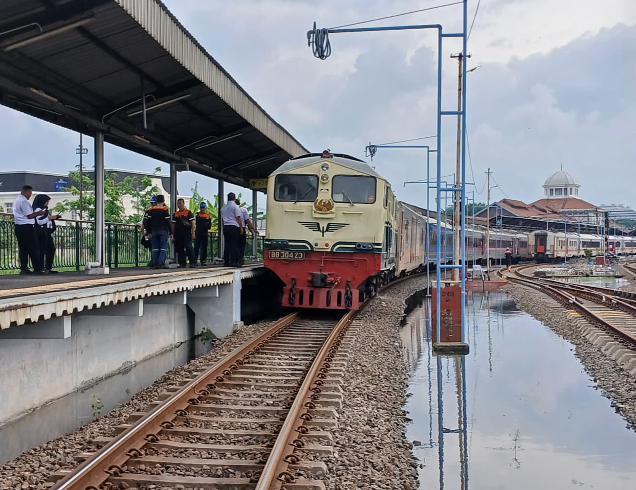 Jalur kereta api Lintas utara Jawa sudah mulai normal pascabanjir di Pekalongan, Jawa Timur.