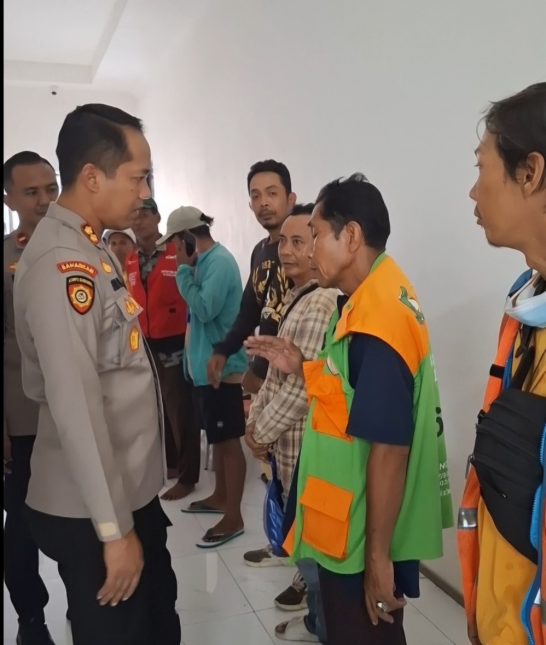 TINDAK TEGAS: Kasat Samapta Polrestabes Surabaya AKBP Erika Purwana Putra saat mengamankan jukir liar. Sebanyak 15 jukir liar diamankan dari berbagai tempat.(IST/RADAR SURABAYA)