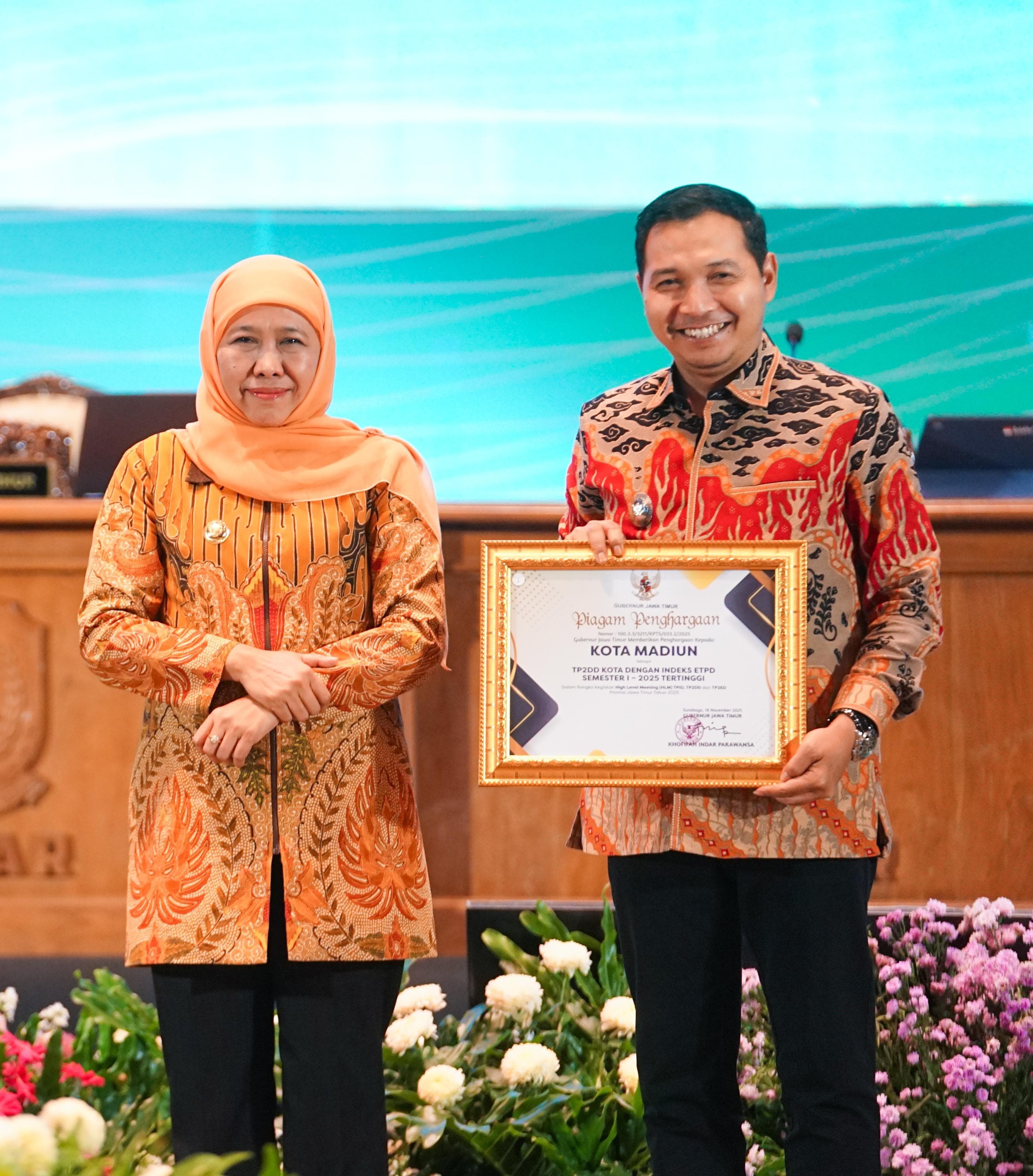 Gubernur Jatim Khofifah Indar Parawansa bersama Plt Wali Kota Madiun F. Bagus Panuntun. (IST)