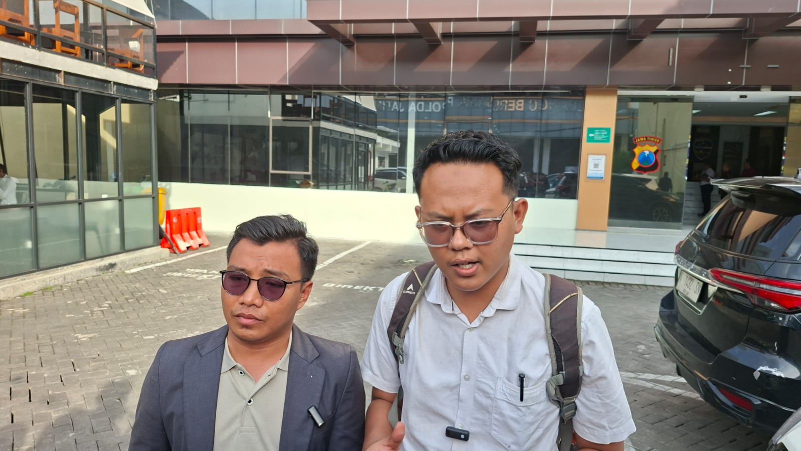 BERI KETERANGAN : Kuasa hukum pemuda Gerakan Muslim Nusantara Kholisin Susanto usai membuat aduan terkait materi Mens Rea salah satu komika. (MAHRUS/RADAR SURABAYA)