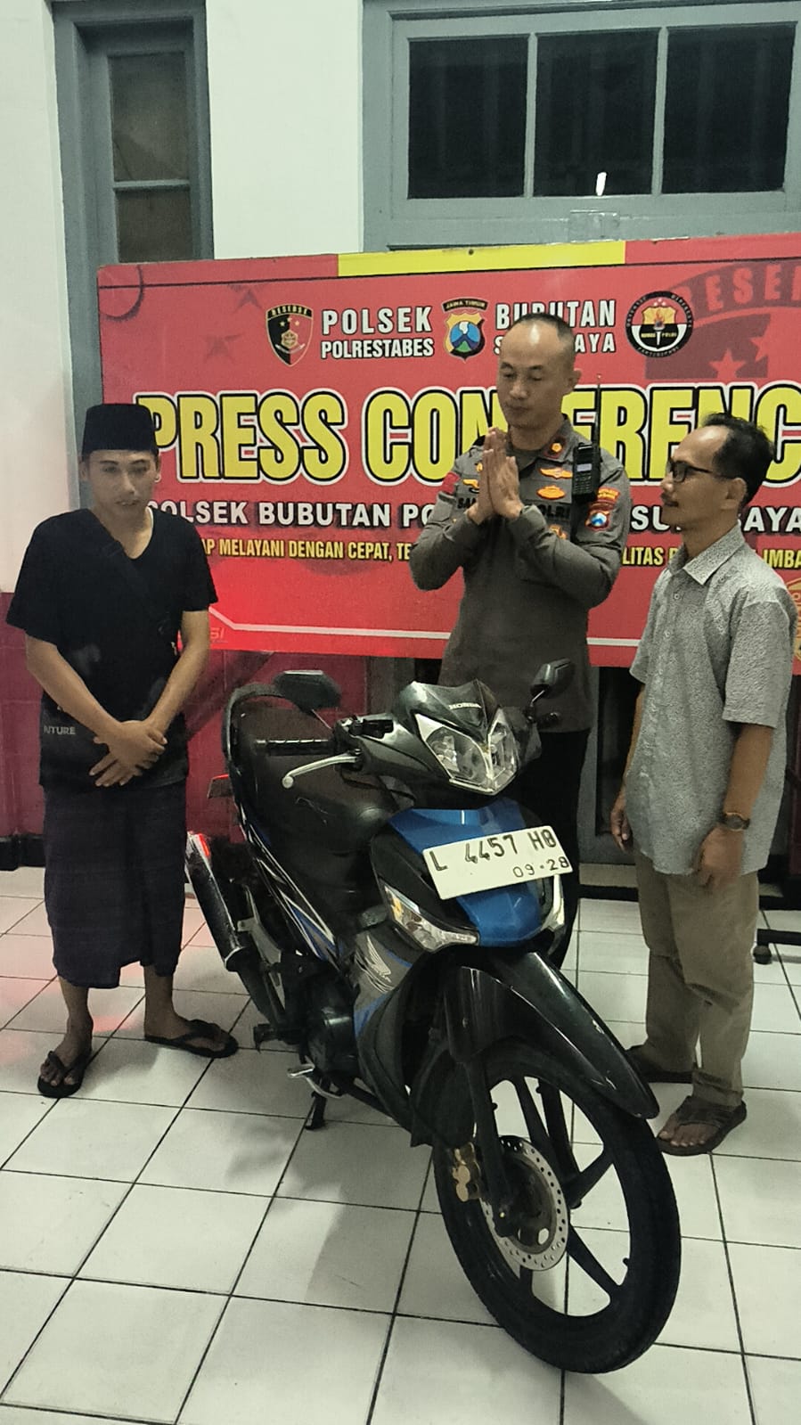 PENGEMBALIAN: Korban saat mengambil sepeda motor miliknya yang hendak dicuri pelaku curanmor di Jalan Margorukun, Surabaya. (MAHRUS/RADAR SURABAYA)