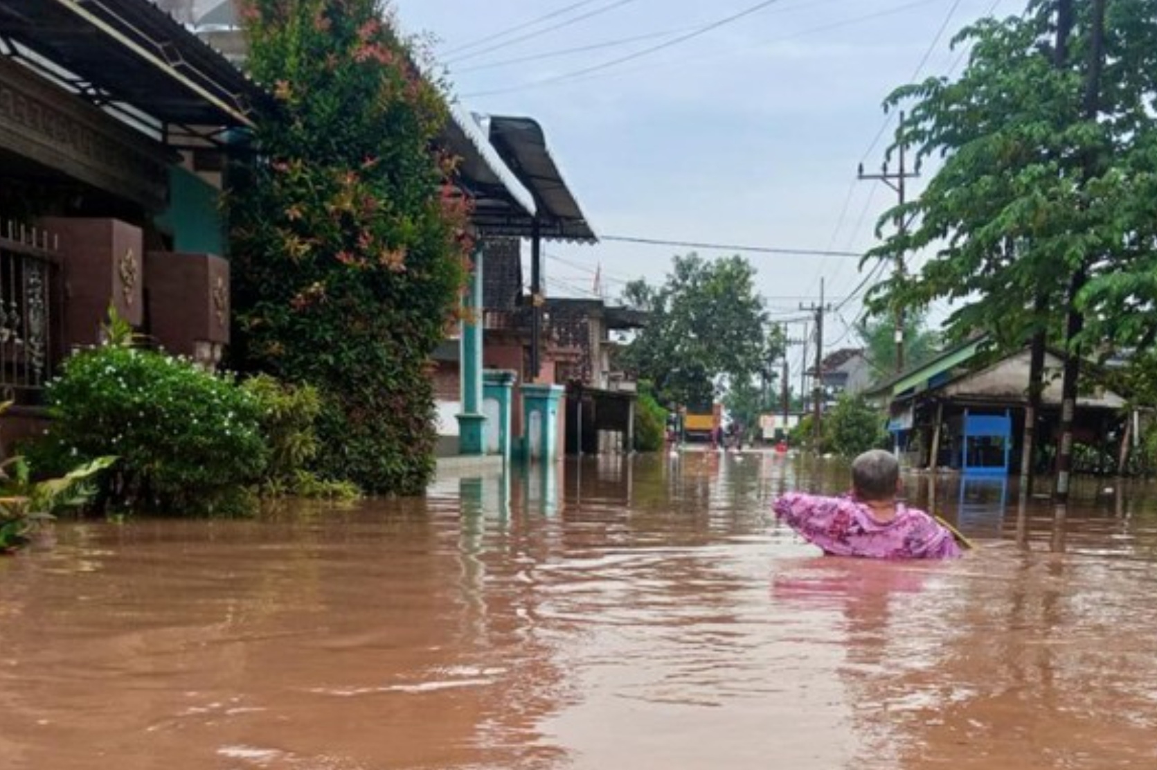 Sebanyak 13 desa di Kabupaten Pasuruan masih terendam banjir sejak Selasa (20/1).