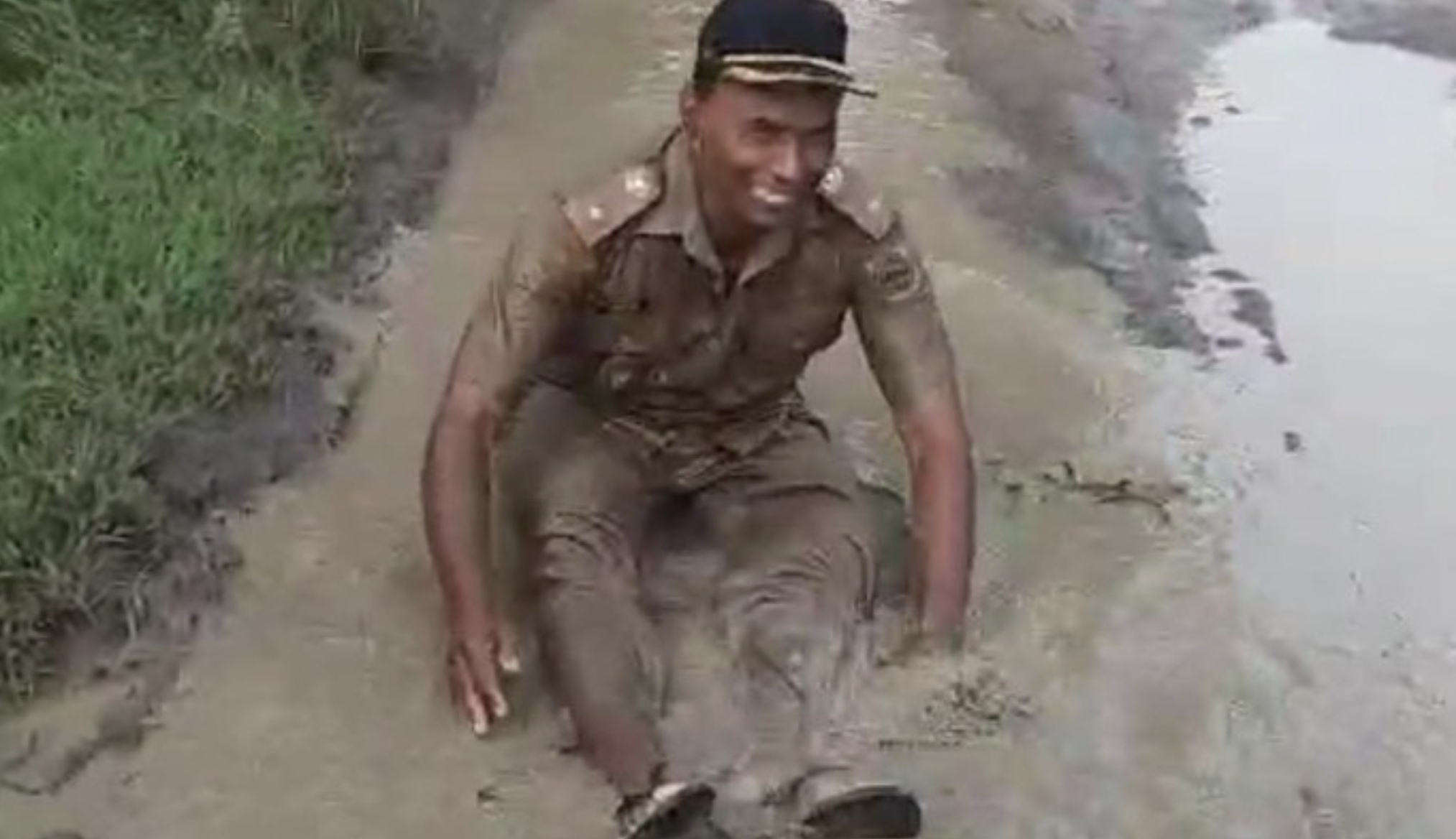 VIRAL: Kades Ngepringan, Kecamatan Jenar, Sragen, Narso, mandi lumpur di jalan rusak yang tak kunjung diperbaiki.